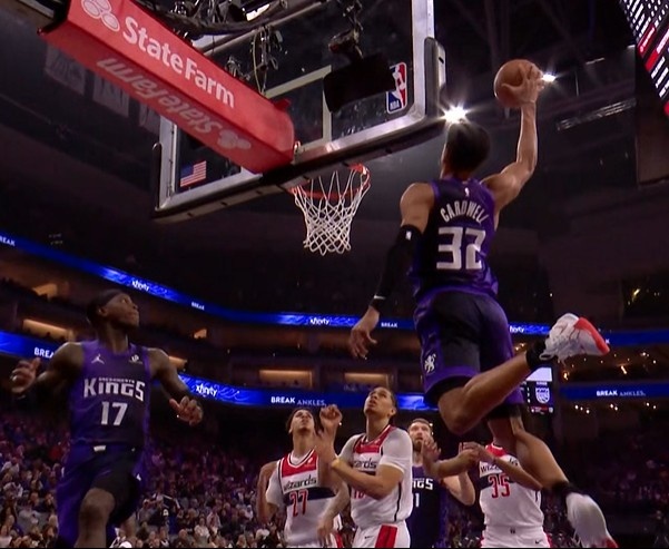 突然就要花？施罗德突破助飞考德威尔单臂空接砸扣 国王轰15-0！