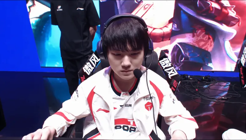 TES对战WE首局第2分钟，比赛进入暂停（现已恢复）